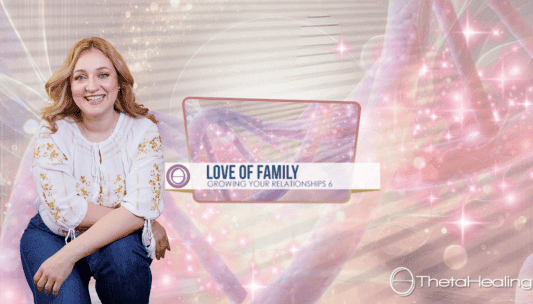 Silvia Ecobici zâmbitoare predă cu bucurie cursul Iubirea pentru Familie seminar certificat Theta Healing, Love of Family ThetaHealing