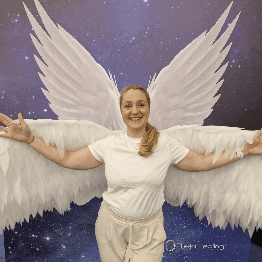 Silvia Ecobici cu aripi de înger – instructor ThetaHealing și terapeut theta