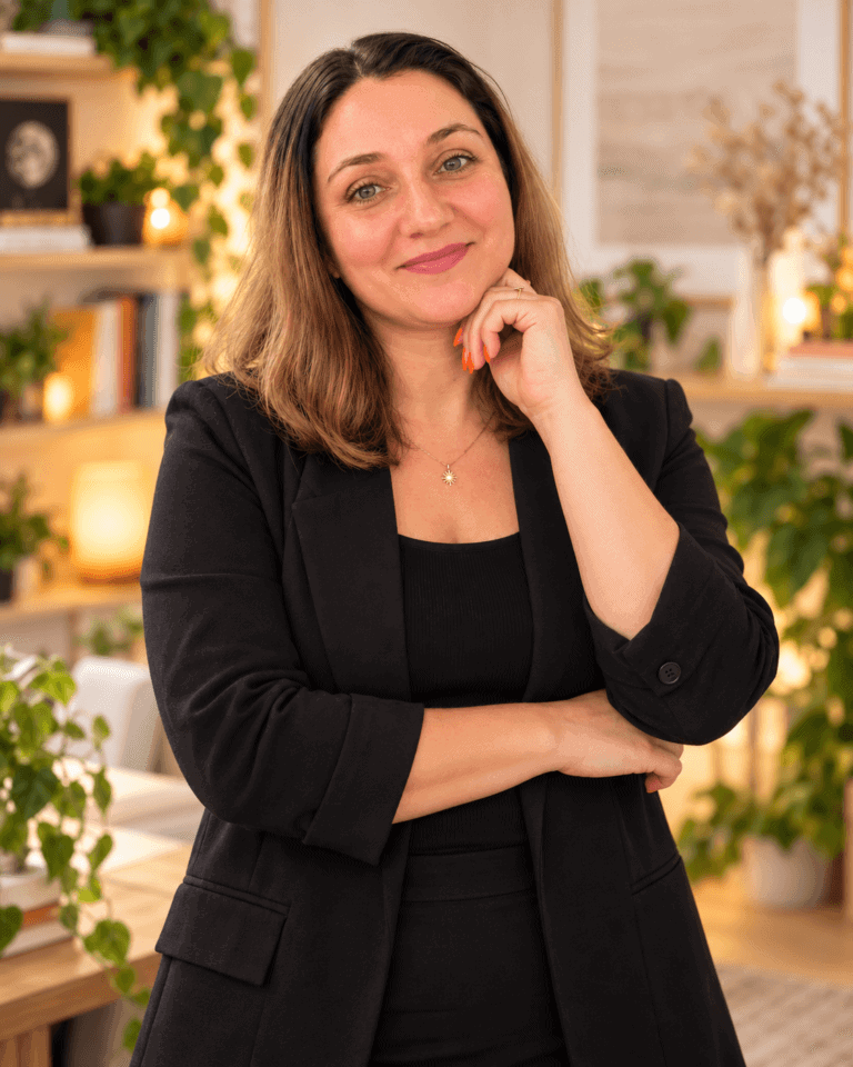 Silvia Ecobici într-un portret profesional și relaxat