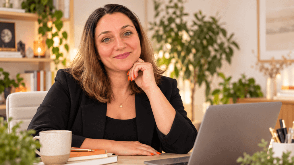 Silvia Ecobici zâmbind la birou