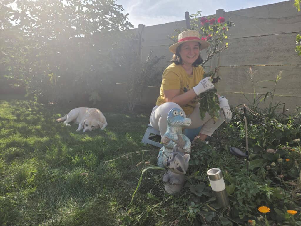 Silvia Ecobici în grădina sa, printre plante.