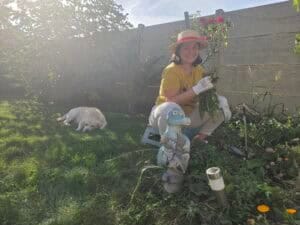 Silvia Ecobici în grădina sa, printre plante.
