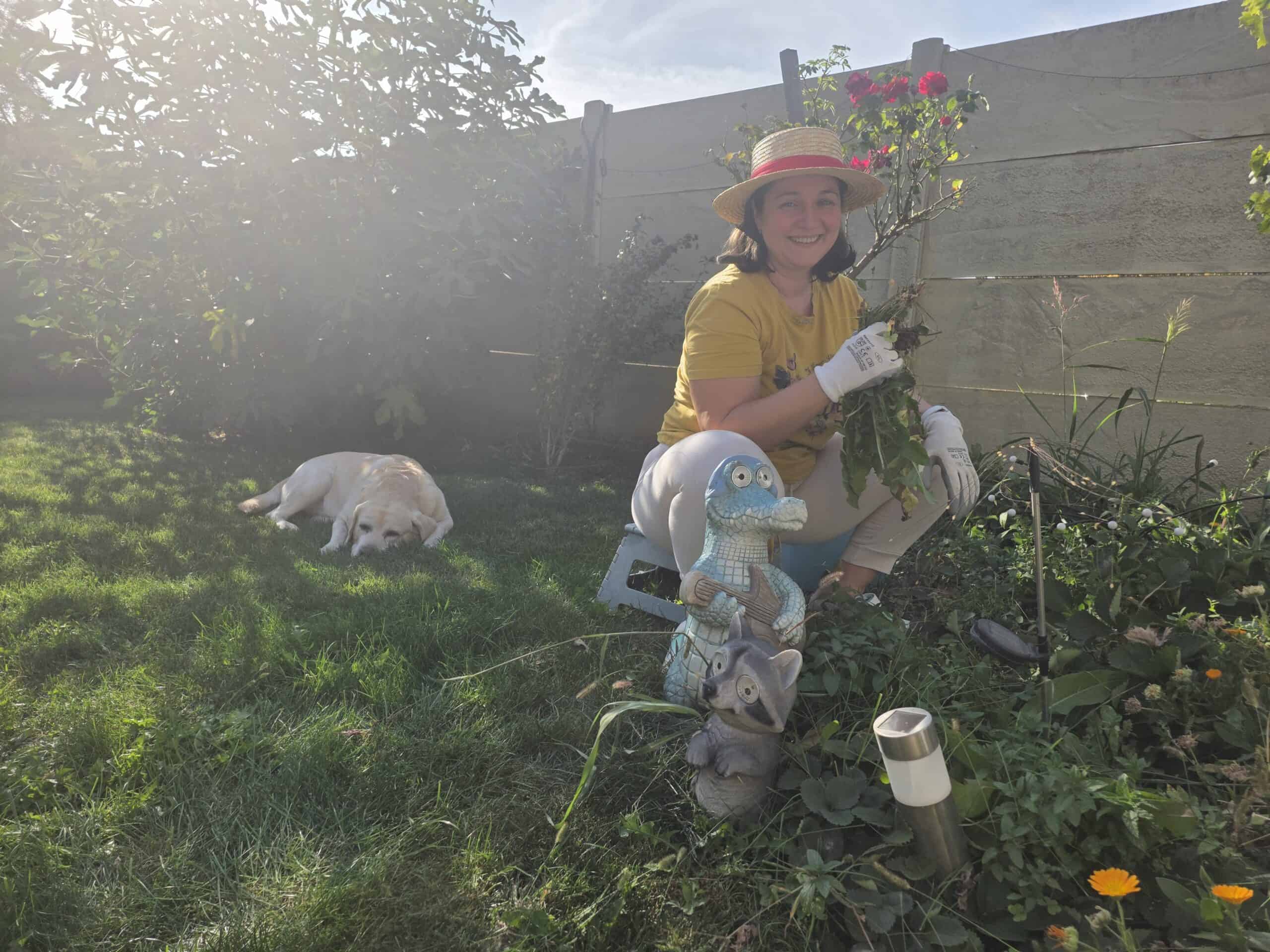 Silvia Ecobici în grădina sa, printre plante.