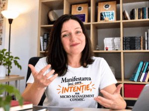 Silvia Ecobici purtând tricoul «Manifestarea îmi cere intenție, nu micro-management cosmic»