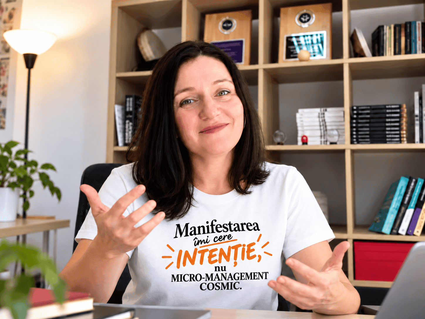 Silvia Ecobici purtând tricoul «Manifestarea îmi cere intenție, nu micro-management cosmic»